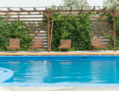 Fuites piscine Lyon : Comment choisir la meilleure couverture de piscine pour réduire son entretien ?