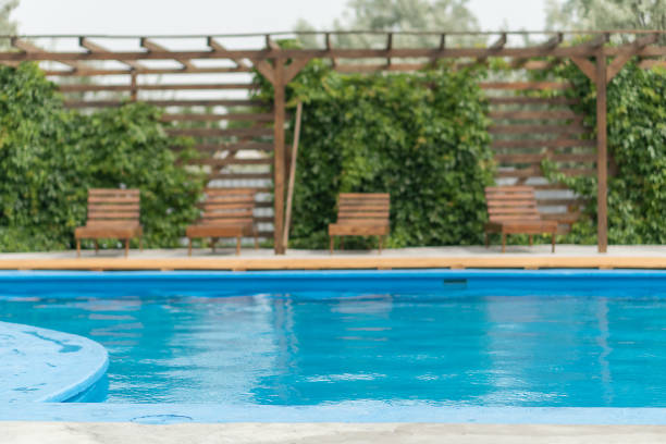 Fuites piscine Lyon : Comment choisir la meilleure couverture de piscine pour réduire son entretien ?