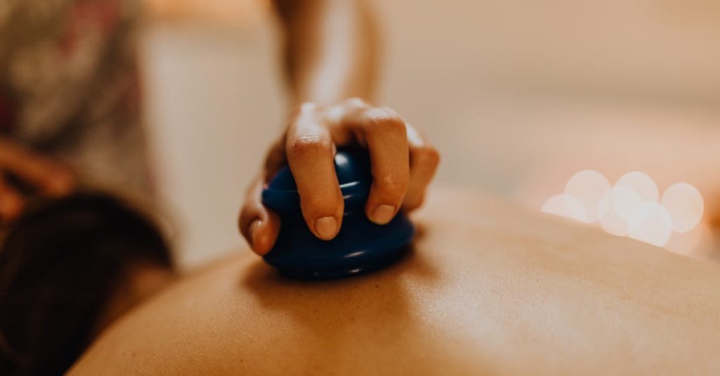 découvrez les bienfaits de l'acupressure, une technique de médecine douce issue de la tradition chinoise. apprenez à soulager le stress, les douleurs et à améliorer votre bien-être général grâce à cette méthode naturelle qui utilise la pression des points d'acupuncture. explorez notre guide complet pour maîtriser l'acupressure et transformer votre santé.