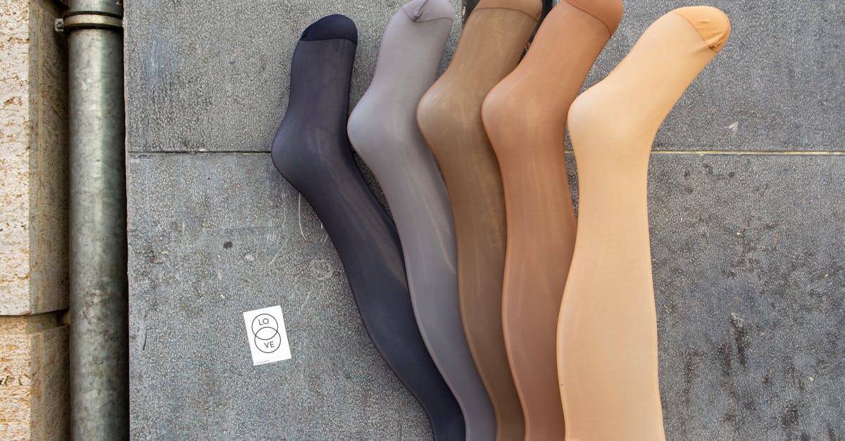découvrez notre sélection de bas, collants et chaussettes pour compléter votre tenue avec élégance. confort et style se rencontrent dans notre gamme de hosiery, idéale pour toutes les occasions.