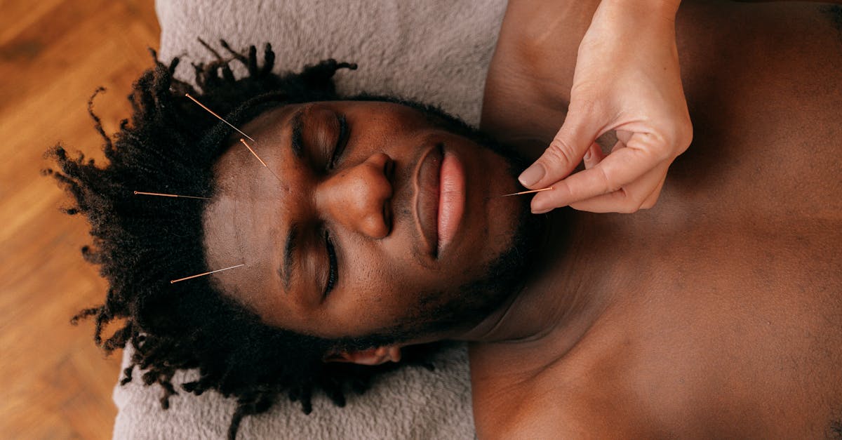 découvrez les bienfaits de l'acupression, une technique ancestrale chinoise qui utilise la pression sur des points spécifiques du corps pour soulager le stress, améliorer la circulation et favoriser le bien-être général. apprenez comment intégrer cette pratique dans votre routine quotidienne pour un équilibre physique et émotionnel.