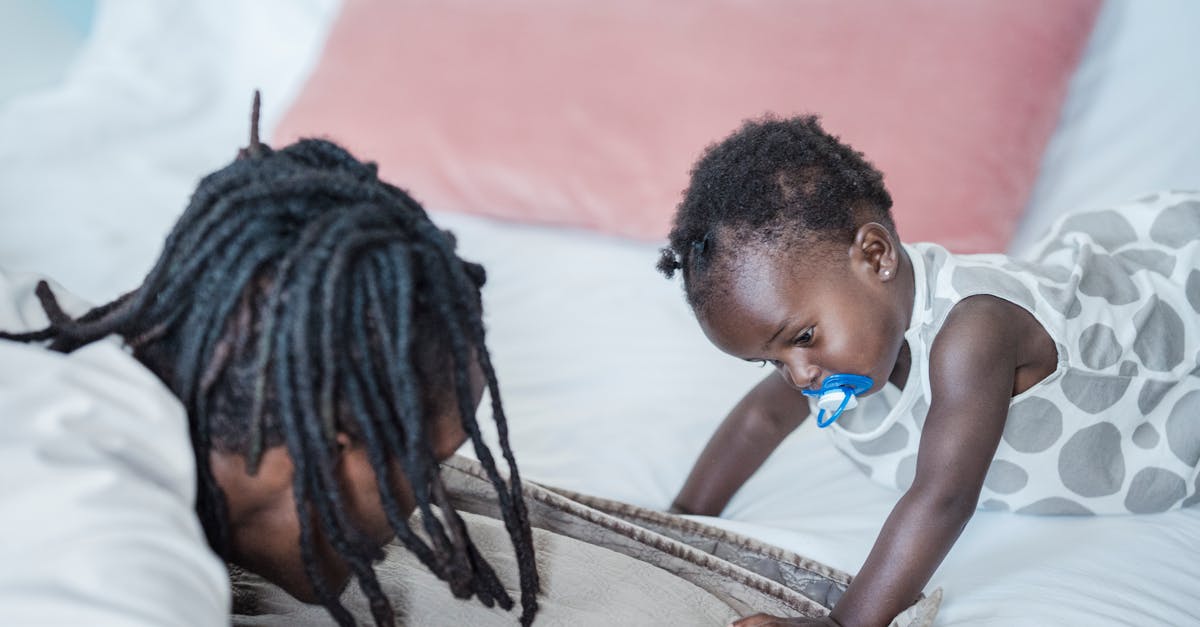 découvrez des conseils essentiels pour garantir la sécurité de votre bébé à la maison et en déplacement. explorez nos recommandations sur les équipements de sécurité, les pratiques sûres et les précautions indispensables pour un environnement sain et protégé pour votre enfant.