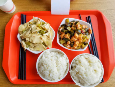 Comment organiser un plateau repas entreprise Grenoble pour un déjeuner d’équipe sans interrompre la journée de travail ?